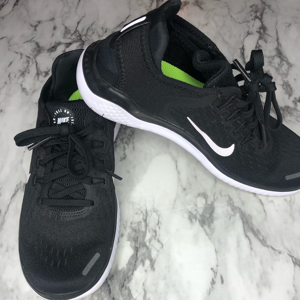 NIKE Womens size 6 running sneakers. Like new